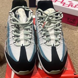 Men’s size 8 Airmax